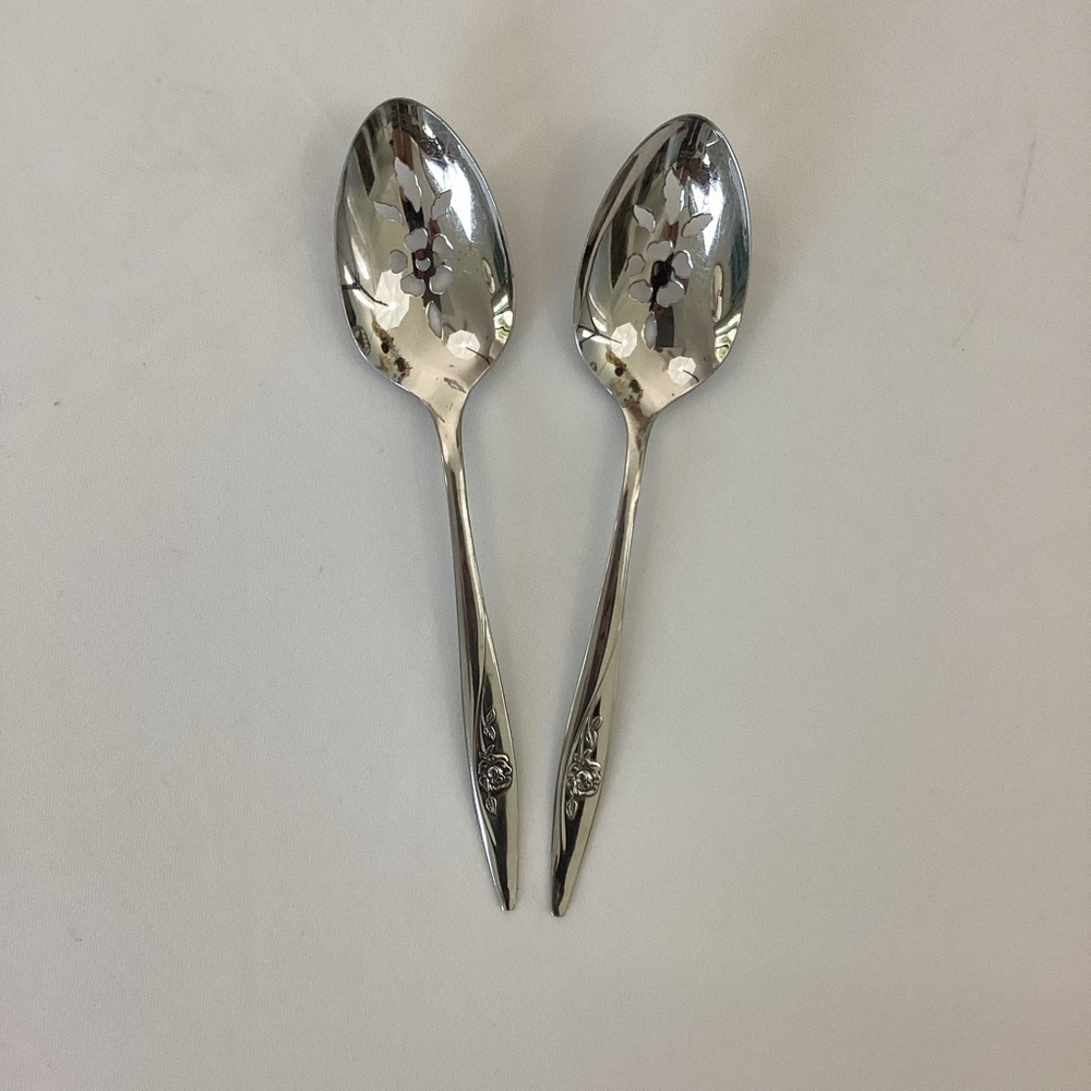 Oneida Lasting Rose Silverware Set - Picture 11 of 13